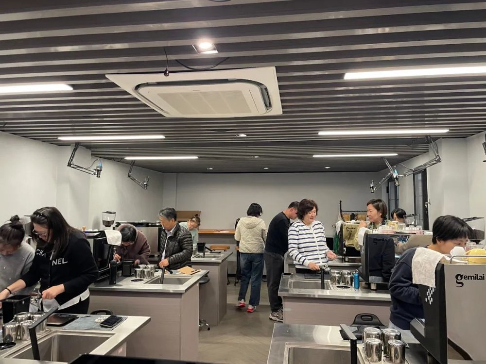 現金網：我在上海老年大學，學做咖啡